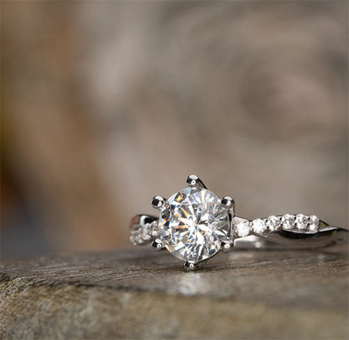 round cut diamond engagement ring